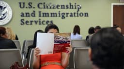 La prueba de ciudadanía estadounidense será más difícil, dijo el director del USCIS