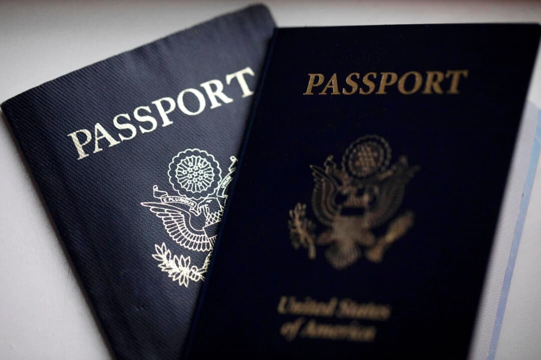 Pasaportes estadounidenses preparados para ser fotografiados en Tigard, Oregón, el 11 de diciembre de 2021. (Jenny Kane/AP Photo).