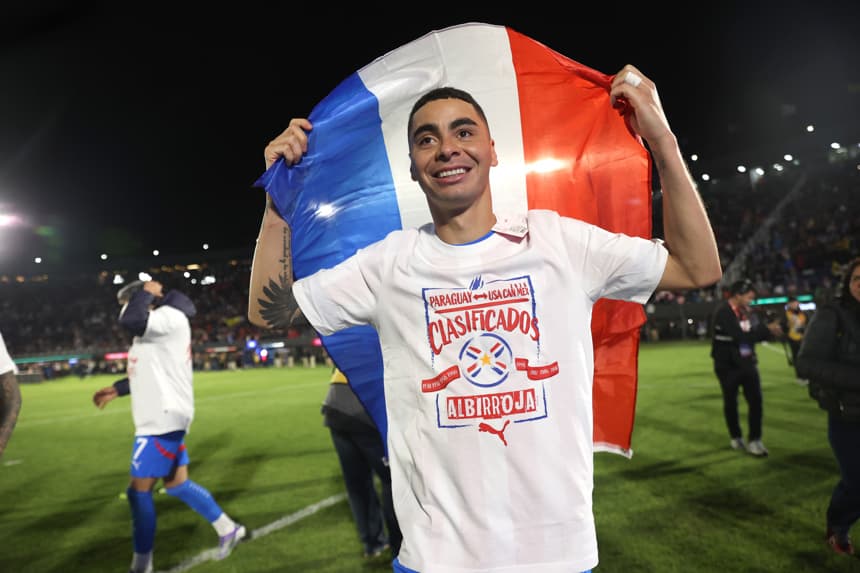 El centrocampista Kendry Páez celebra este jueves la clasificación al Mundial de 2026 tras igualar 0-0 con la de Ecuador este jueves en el estadio asunceno Defensores del Chaco (EFE/ Juan Pablo Pino)