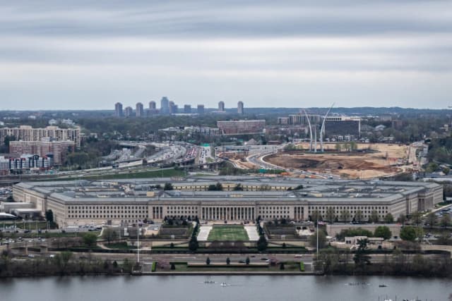 Pentágono confirma que 2 aviones militares venezolanos volaron cerca de buque de la Armada de EE. UU.
