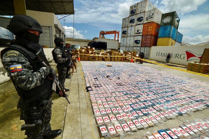 La policía antinarcóticos ecuatoriana monta guardia junto a paquetes de cocaína (Foto de MARCOS PIN/AFP a través de Getty Images)