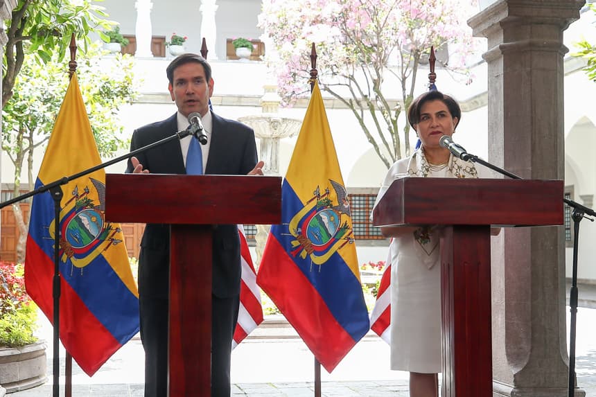 El secretario de Estado de Estados Unidos, Marco Rubio (i), junto a la canciller de Ecuador, Gabriela Sommerfeld, en una rueda de prensa este jueves, en el Palacio de Carondelet en Quito, Ecuador. (EFE/ José Jácome)