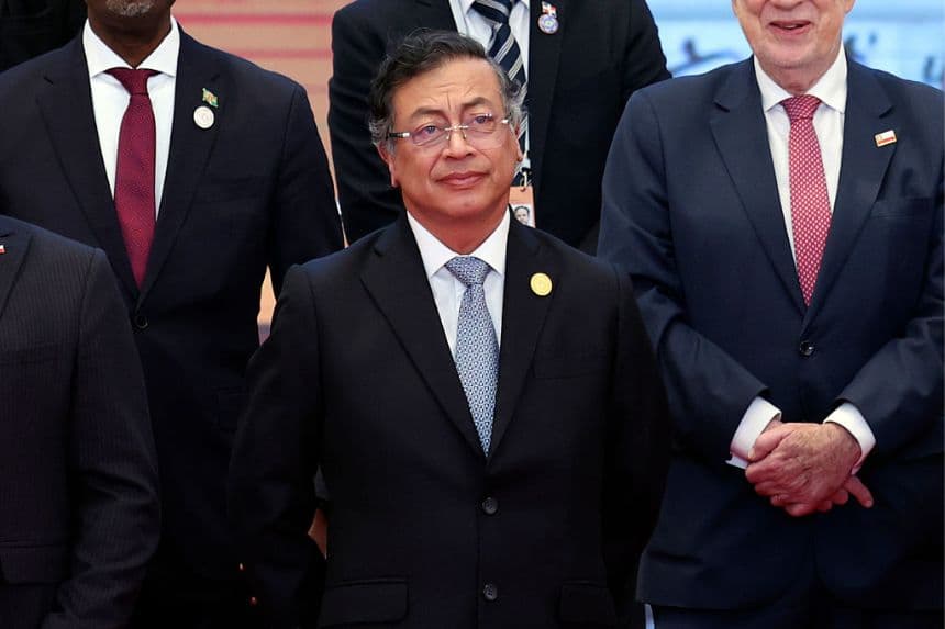 El presidente de Colombia, Gustavo Petro, asiste a una sesión de fotos grupal antes de la ceremonia de apertura de la reunión ministerial del Foro China-CELAC (Foto de Florence Lo - Pool/Getty Images)