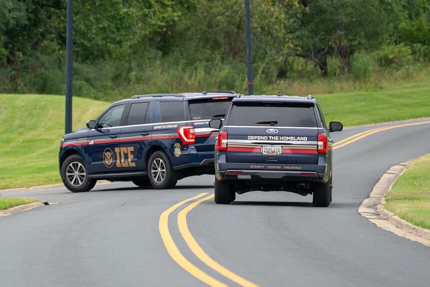 Agentes del Servicio de Inmigración y Control de Aduanas (ICE) en vehículos de nuevo diseño llegan antes de un discurso programado del presidente de los Estados Unidos, Donald Trump, en las instalaciones operativas de la Policía del Parque Anacostia en Washington, D.C., el 21 de agosto de 2025. (Andrew Leyden/Getty Images).