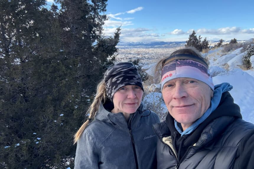 Elise (izquierda) y Andy Pilskalns corriendo por un sendero cerca de su casa, más de una década después del diagnóstico de insuficiencia cardíaca de Andy. (Cortesía de Elise Pilskalns).