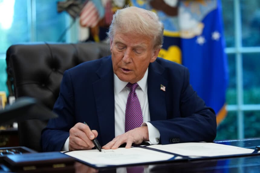 El presidente Donald Trump firma órdenes ejecutivas durante una rueda de prensa en el Despacho Oval de la Casa Blanca el 5 de septiembre de 2025. (Kevin Dietsch/Getty Images)