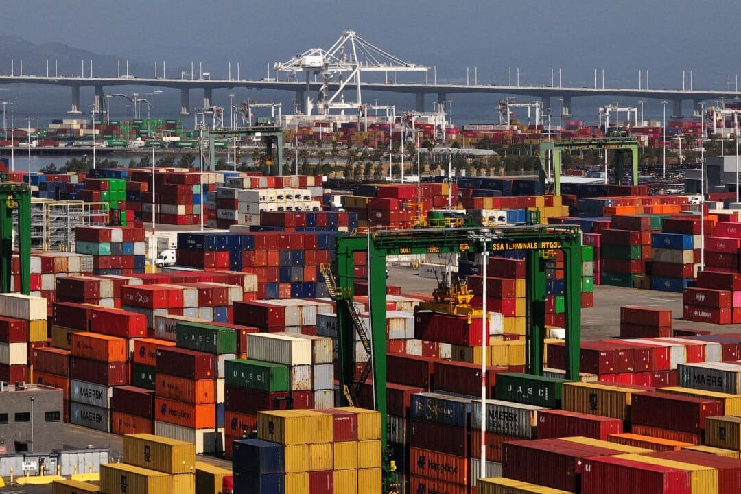 Contenedores de transporte apilados en el puerto de Oakland, en California, el 28 de abril de 2025. (Justin Sullivan/Getty Images)