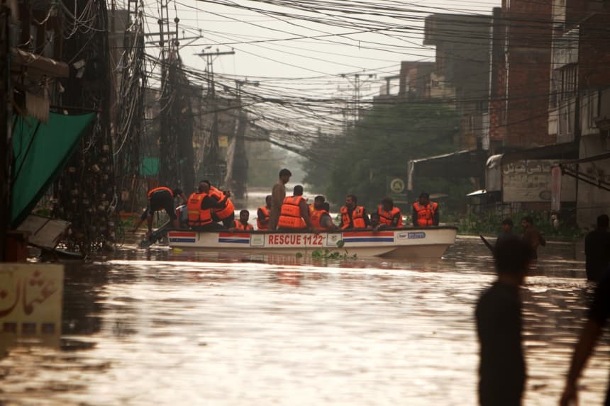 Inundaciones históricas en Pakistán dejan más de 900 muertos y persiste la amenaza de nuevas lluvias