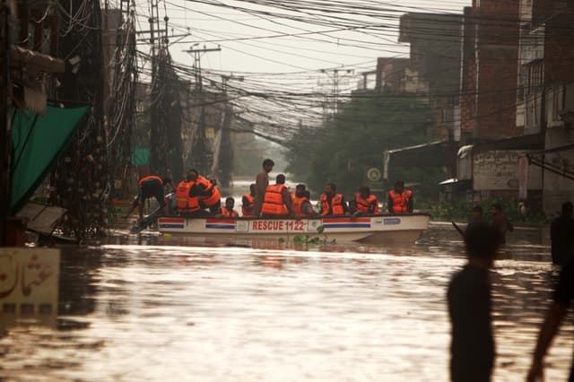 Inundaciones históricas en Pakistán dejan más de 900 muertos y persiste la amenaza de nuevas lluvias