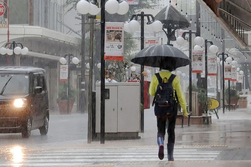 Un peatón cruza la calle durante un aguacero en el centro de Shizuoka, prefectura de Shizuoka (Foto de STR/JIJI PRESS/AFP vía Getty Images)