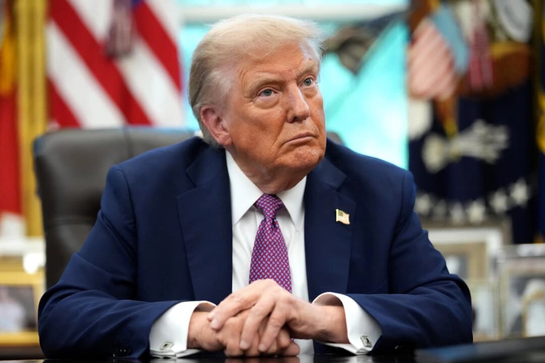 El presidente Donald Trump habla con los medios de comunicación mientras firma órdenes ejecutivas en el Despacho Oval de la Casa Blanca el 5 de septiembre de 2025. (Kevin Dietsch/Getty Images)
