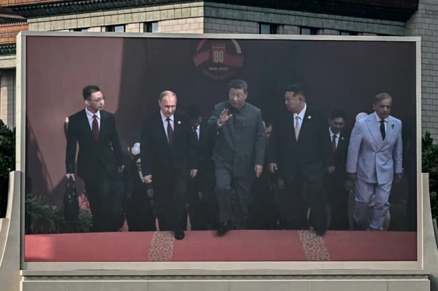 Una pantalla muestra al líder chino Xi Jinping (C) caminando junto al presidente ruso Vladimir Putin (centro I) y al líder norcoreano Kim Jong Un (centro D) antes de un desfile militar conmemorando el 80.º aniversario de la victoria sobre Japón y el fin de la Segunda Guerra Mundial, en la Plaza de Tiananmén, Beijing, el 3 de septiembre de 2025. (Pedro Pardo/AFP vía Getty Images)