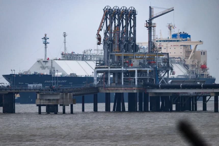 El buque tanque de GNL (gas natural licuado) Energy Glory llega a la terminal de importación de GNL de Grain, operada por National Grid Plc, tras partir de la terminal de envío de GNL Cove Point, una terminal marítima operada por BHE GT&S en Maryland, en Grain, Inglaterra, el 10 de febrero de 2025. (Dan Kitwood/Getty Images)