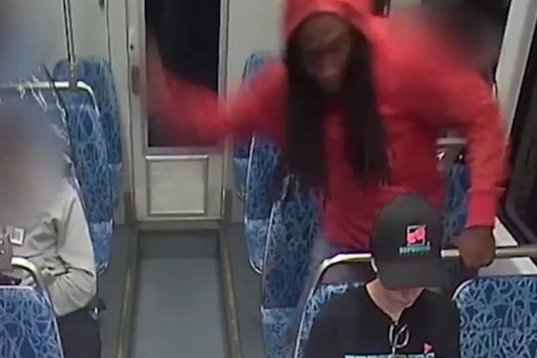 El 5 de septiembre de 2025, las autoridades publicaron imágenes que muestran los momentos previos al asesinato a puñaladas de una refugiada ucraniana en una vía de tren ligero en Carolina del Norte el mes pasado. (Sistema de Transporte Público del Área de Charlotte a través de The Epoch Times)