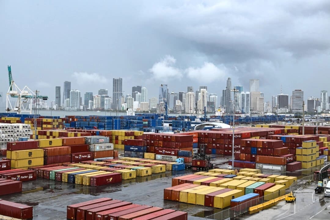 Contenedores de carga en el puerto de Miami, Florida, el 7 de agosto de 2025. (Chandan Khanna/AFP vía Getty Images)