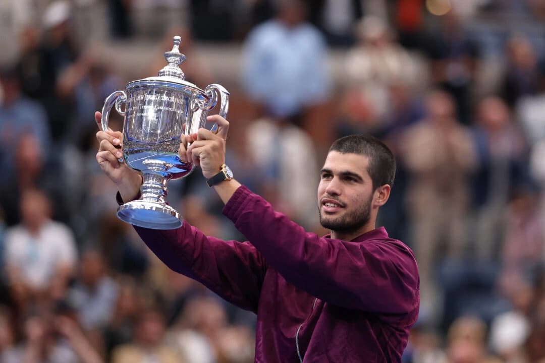 Carlos Alcaraz de España posa con su trofeo tras derrotar a Jannik Sinner de Italia durante su partido final individual masculino en el día quince del Abierto de Estados Unidos 2025 en el Centro Nacional de Tenis USTA Billie Jean King en la ciudad de Nueva York, el 7 de septiembre de 2025. (Matthew Stockman/Getty Images)