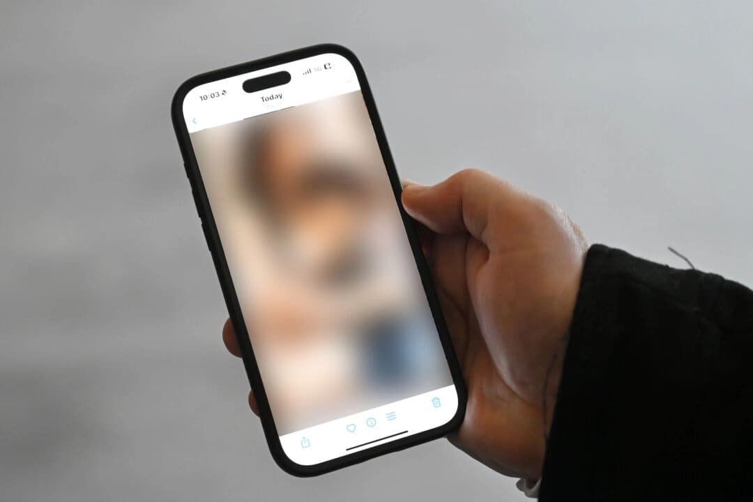 Ejemplo de material de explotación sexual infantil con IA en TikTok en el teléfono del exdetective de Queensland Jon Rouse en el Parlamento de Canberra, Australia, el 17 de julio de 2025. (Imagen de AAP/Mick Tsikas)