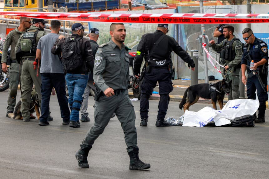 Las fuerzas de seguridad israelíes se reúnen junto a un cadáver junto a un autobús en el cruce de Ramot, en la zona este de Jerusalén anexionada por Israel, el 8 de septiembre de 2025. (Menahem Kahana/AFP a través de Getty Images).