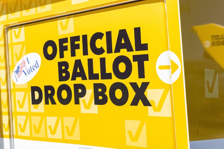 Acusan a mujer de votar a nombre de su perro y enfrenta cargos