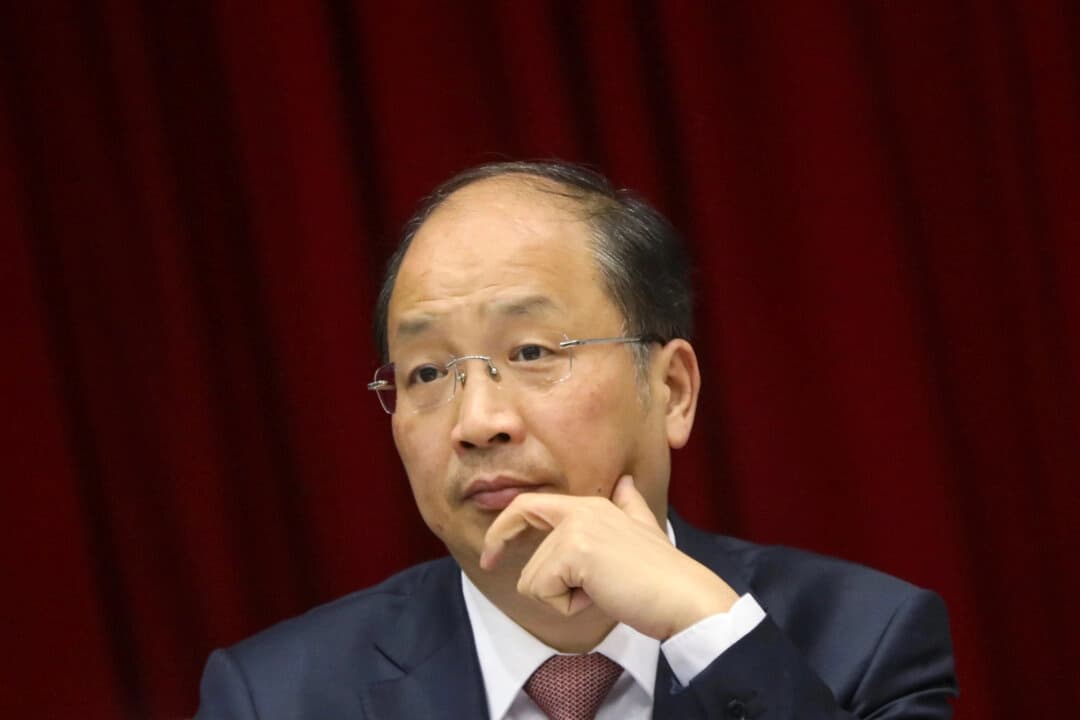 Yi Huiman, presidente de la Comisión Reguladora del Mercado de Valores de China, asiste a una reunión de la delegación de Fujian al margen de la Asamblea Popular Nacional en Beijing el 5 de marzo de 2019. (Stringer/Reuters).