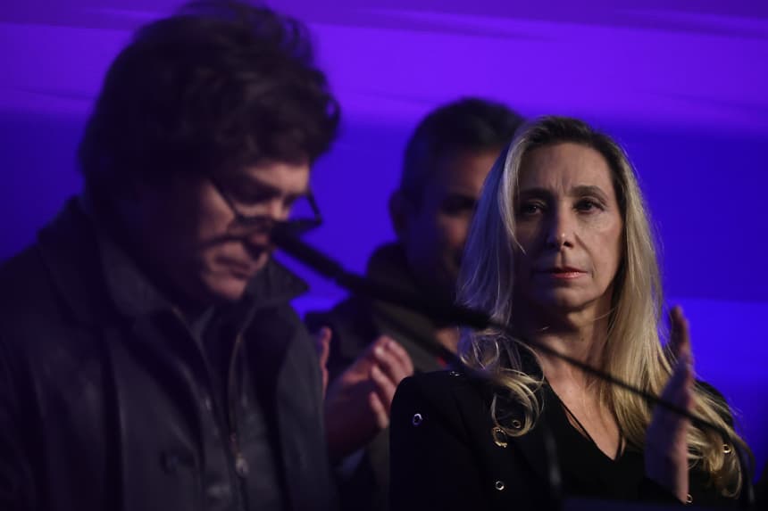 Karina Milei (d), hermana del presidente de Argentina, Javier Milei (i), asiste a un centro de campaña en La Plata este 7 de septiembre de 2025, en Buenos Aires, Argentina. (EFE/ Juan Ignacio Roncoroni)