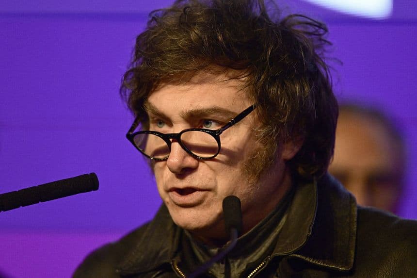 El presidente de Argentina, Javier Milei, habla tras las elecciones provinciales de mitad de mandato en La Plata, provincia de Buenos Aires, Argentina, el 7 de septiembre de 2025. (STRINGER/AFP vía Getty Images)