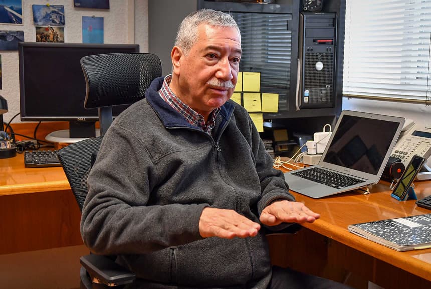 Fotografía cedida por la Universidad Nacional Autónoma de México del investigador del Instituto de Geofísica Carlos Valdés González posando durante una entrevista, en Ciudad de México. En los primeros ocho meses de 2025 han sucedido más de 21,000 sismos en México, mientras que en 2024 el Servicio Sismológico Nacional (SSN), a cargo de la Universidad Nacional Autónoma de México (UNAM) y que el 5 de septiembre cumplió 115 años de operaciones, registró y reportó 33,418 terremotos. (EFE/ Universidad Nacional Autónoma de México /SOLO USO EDITORIAL NO VENTAS /SOLO DISPONIBLE PARA ILUSTRAR LA NOTICIA QUE ACOMPAÑA CRÉDITO OBLIGATORIO)
