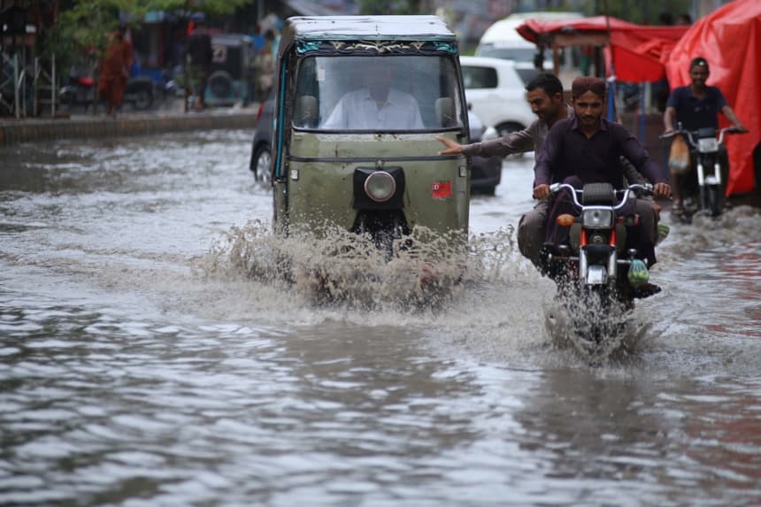 Pakistán sacrifica 51 aldeas para evitar que una ciudad de 500,000 habitantes sea arrasada por la crecida de los ríos