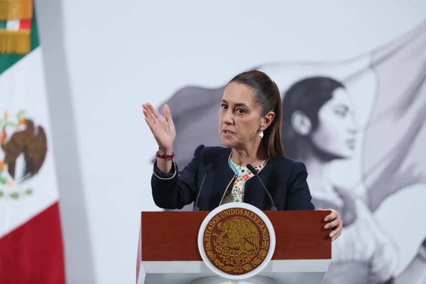 La presidenta de México, Claudia Sheinbaum, habla durante una rueda de prensa este lunes, en el Palacio Nacional de la Ciudad de México. Sheinbaum aclaró que su gobierno continuará con el convenio que tiene con Cuba para que médicos de la isla laboren en la sanidad pública mexicana, comenzado por su antecesor, Andrés Manuel López Obrador (2018-2024), para cubrir el déficit de personal sanitario. (EFE/ Mario Guzmán)