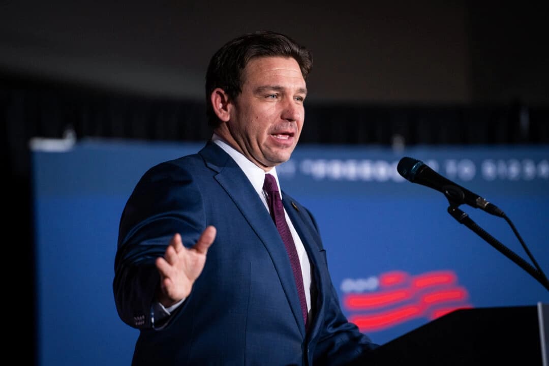 El candidato presidencial republicano y gobernador de Florida, Ron DeSantis, se dirige a sus seguidores tras conocer los resultados de las asambleas electorales de Iowa de 2024, en el Hotel Sheraton de West Des Moines, Iowa, el 15 de enero de 2024. (Madalina Vasiliu/The Epoch Times).