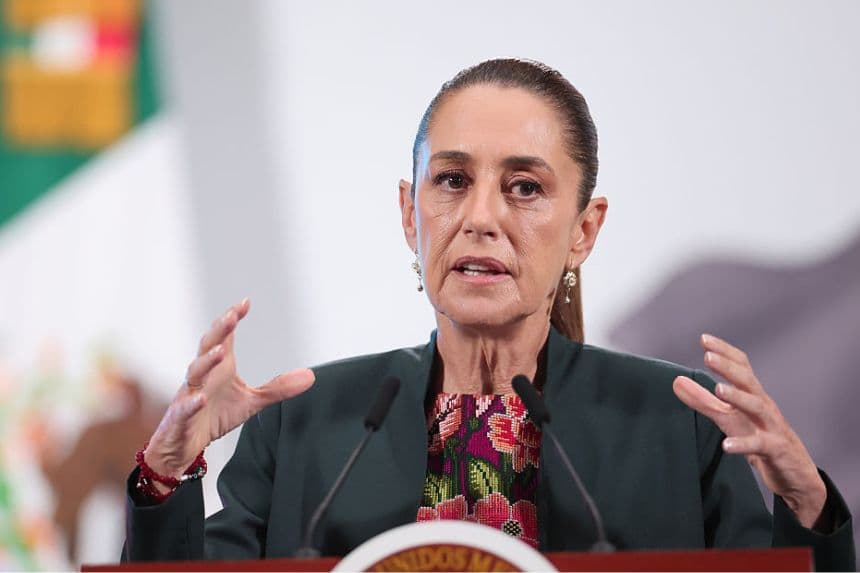 La presidenta de México, Claudia Sheinbaum, habla durante la rueda de prensa matutina diaria en el Palacio Nacional, el 28 de agosto de 2025 en Ciudad de México, México. (Héctor Vivas/Getty Images)
