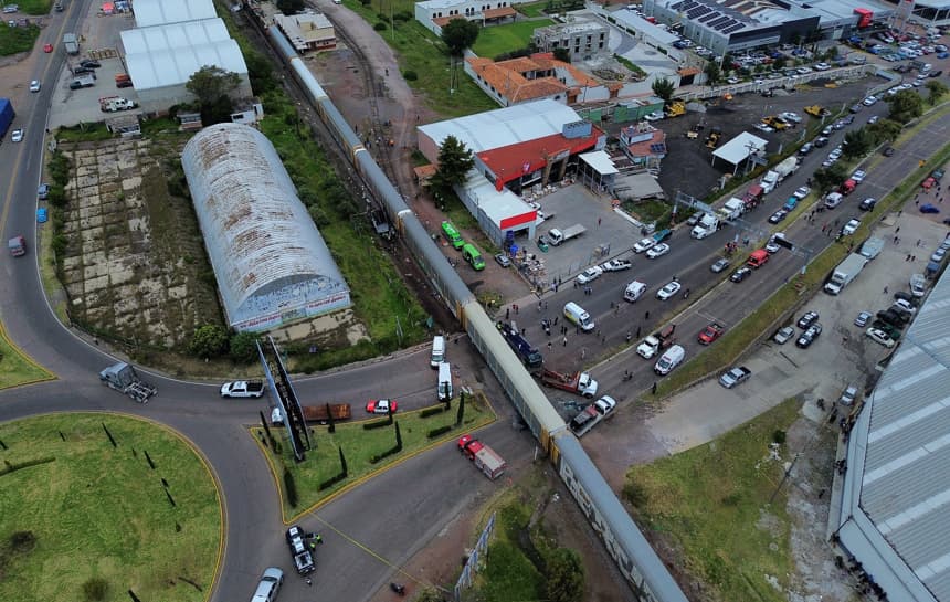 Fotografía aérea de la zona donde ocurrió el accidente entre un ferrocarril y un autobús este lunes, en Atlacomulco. México. (EFE/Felipe Gutiérrez)