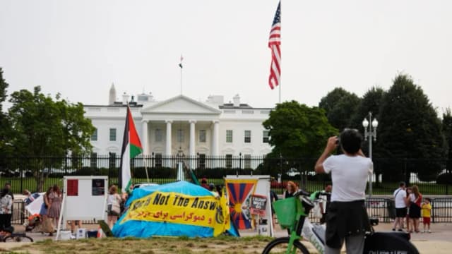 Trump retira carpa azul que llevaba décadas frente a la Casa Blanca, por tratarse de una "causa comunista"