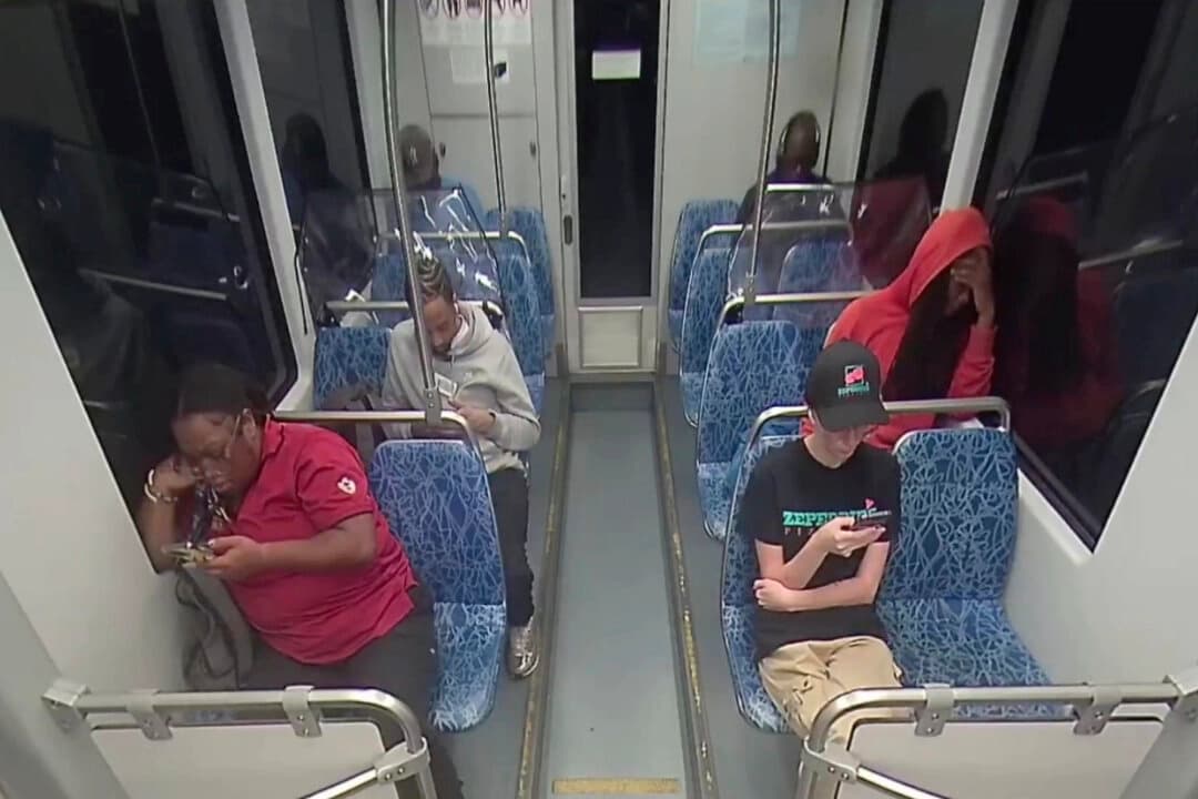Una imagen fija del vídeo muestra a Iryna Zarutska (abajo a la derecha) antes de ser apuñalada mortalmente en un tren de cercanías en Charlotte, Carolina del Norte, el 22 de agosto de 2025. (Sistema de Transporte del Área de Charlotte a través de AP)