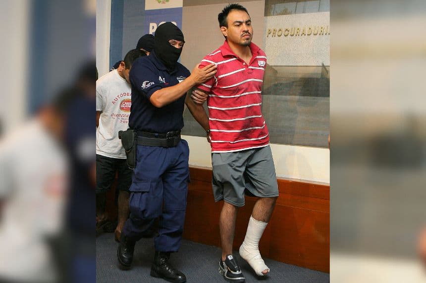 Eleazar Medina Rojas, conocido como "El Chelelo" (Dcha.), miembro de una célula del cártel del Golfo —que operaba en el noreste de México—, es presentado a la prensa el 23 de abril de 2007 en la Fiscalía General de la Nación, en la Ciudad de México, tras ser detenido en Nuevo Laredo, en la frontera con Estados Unidos. (OMAR TORRES/AFP vía Getty Images)