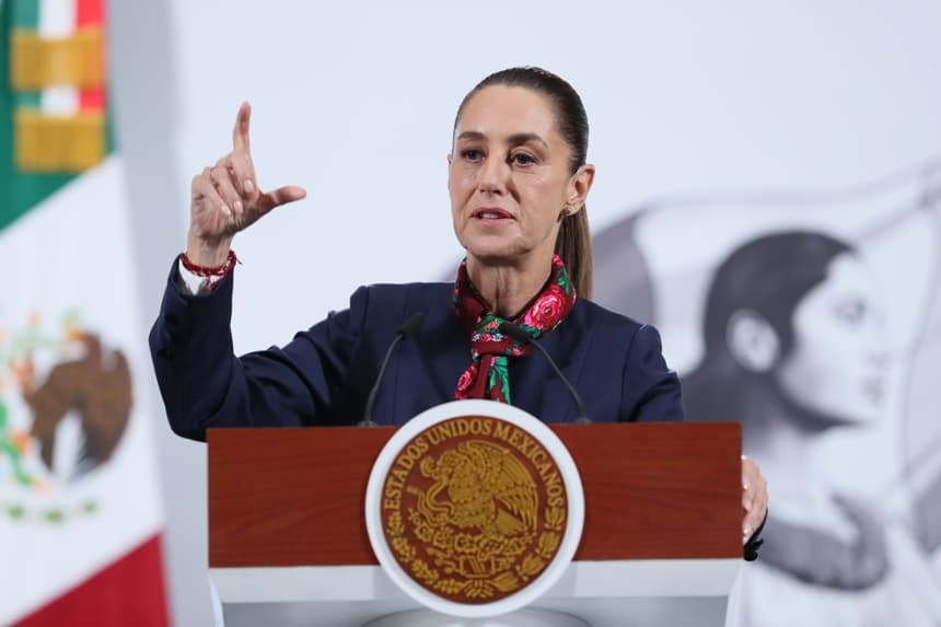 La presidenta de México, Claudia Sheinbaum, habla durante una rueda de prensa este martes, en Palacio Nacional de la Ciudad de México. Sheinbaum reafirmó que su gobierno mantendrá su posición respecto al expresidente de Perú Pedro Castillo (2021-2022), a quien considera víctima de un golpe de Estado, pese a que el país sudamericano votará próximamente para declararla persona non grata. (EFE/ Mario guzmán)