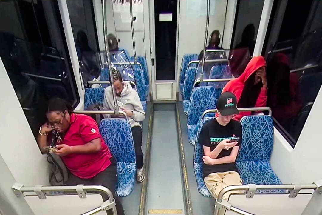 Iryna Zarutska (abajo a la derecha) antes de ser apuñalada mortalmente en un tren de cercanías el 22 de agosto de 2025, en una imagen fija de un vídeo. (Sistema de Transporte Público del Área de Charlotte a través de AP)