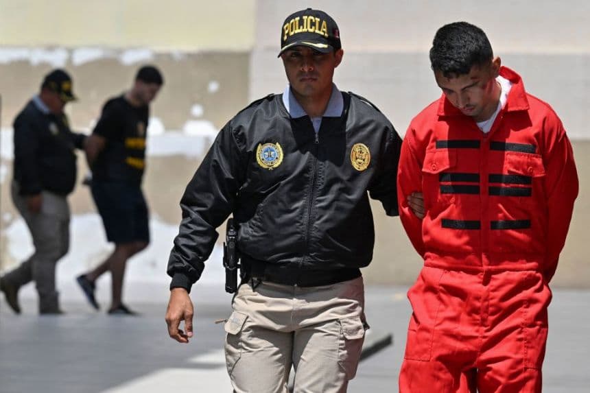 La policía peruana lleva a cabo el traslado de varios miembros de la organización criminal Tren de Aragua en Lima, el 5 de octubre de 2023. (CRIS BOURONCLE/AFP vía Getty Images)