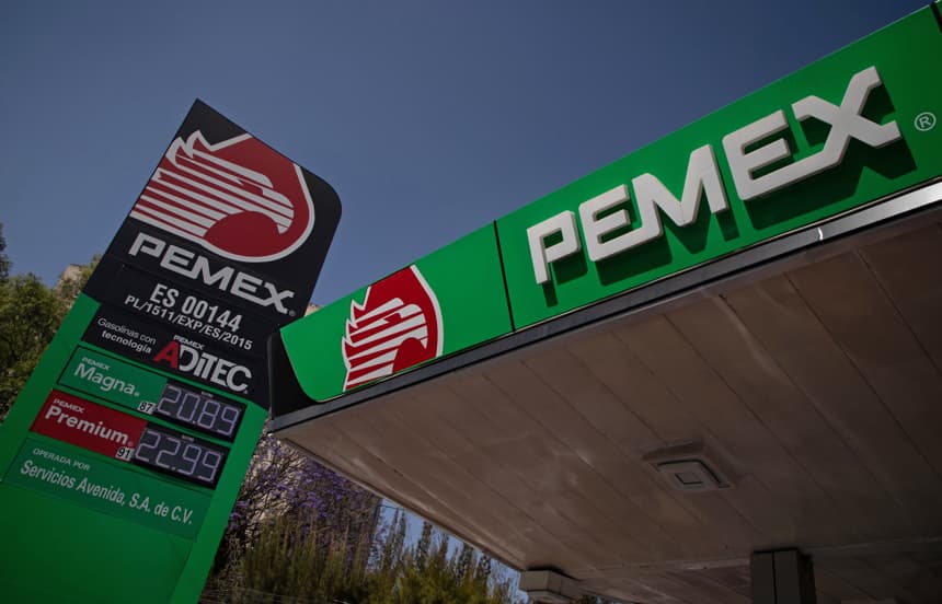 Fotografía de archivo de una gasolinera de PEMEX en Ciudad de México. (EFE/Isaac Esquivel)