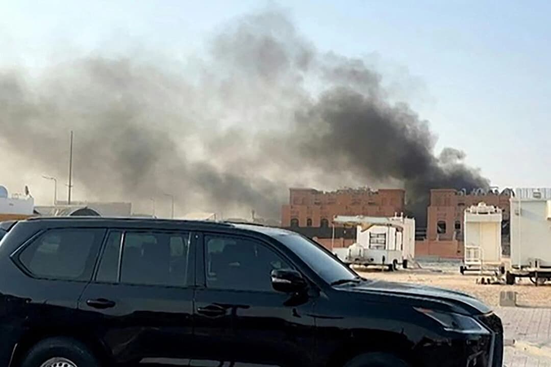 Humo tras las explosiones en la capital de Doha, Catar, el 9 de septiembre de 2025, en una imagen fija de un vídeo. (Jacqueline Penney/AFPTV/AFP a través de Getty Images).