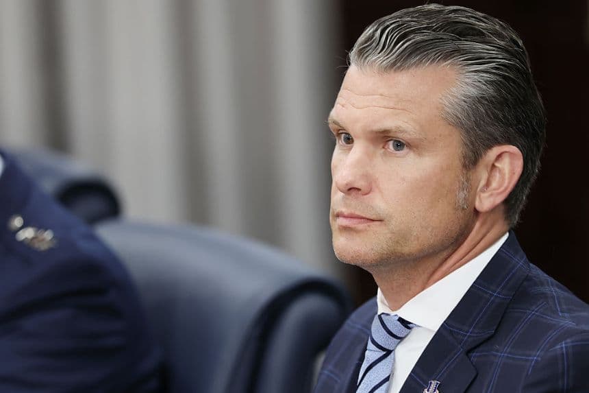 El secretario de Guerra de los Estados Unidos, Pete Hegseth, pronuncia el discurso de apertura antes de una reunión con el ministro de Defensa de Singapur, Chan Chun Sing, en el Pentágono, el 9 de septiembre de 2025, en Arlington, Virginia. (Anna Moneymaker/Getty Images)