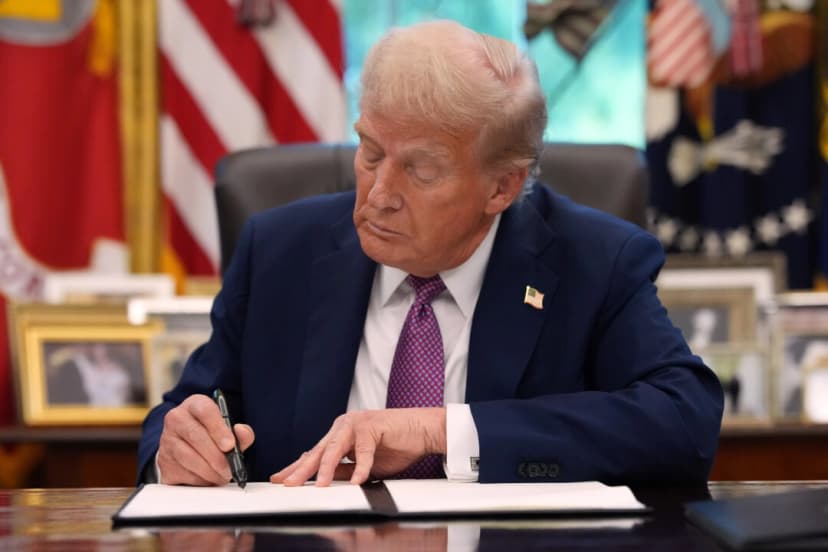 El presidente Donald Trump firma una orden ejecutiva durante una rueda de prensa en el Despacho Oval de la Casa Blanca el 5 de septiembre de 2025. (Kevin Dietsch/Getty Images)