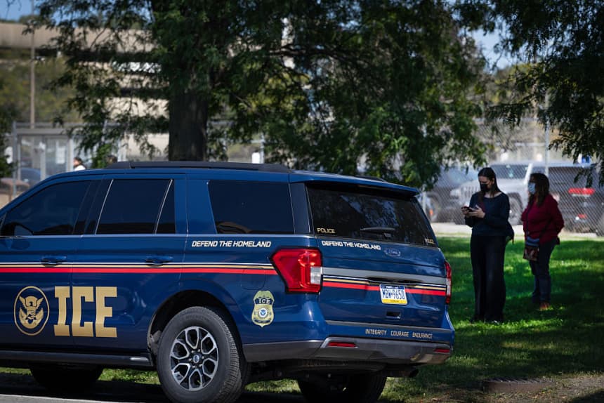 Activistas supervisan un vehículo de ICE estacionado cerca del complejo de la cárcel y el tribunal del Condado de Cook el 8 de septiembre de 2025 en Chicago, Illinois. (Scott Olson/Getty Images)