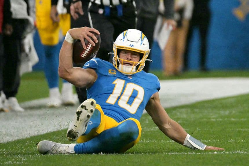 El quarterback n.º 10 de los Los Angeles Chargers, Justin Herbert, anota durante el partido de la NFL entre los Kansas City Chiefs y los Los Angeles Chargers en el estadio Neo Quimica Arena de São Paulo, Brasil, el 5 de septiembre de 2025. (Foto de NELSON ALMEIDA/AFP a través de Getty Images)