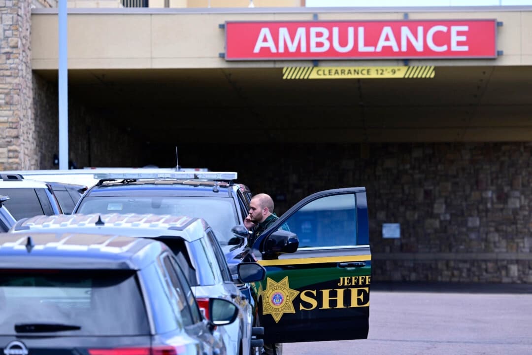 Un agente del Departamento del Sheriff del condado de Jefferson, Colorado, está apostado frente a la entrada de urgencias del Hospital St. Anthony's en Lakewood, Colorado, el 10 de septiembre de 2025. (Andy Cross/The Denver Post vía AP).