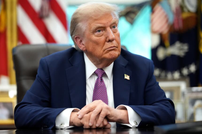El presidente Donald Trump habla con los medios de comunicación mientras firma órdenes ejecutivas en el Despacho Oval de la Casa Blanca el 5 de septiembre de 2025. (Kevin Dietsch/Getty Images).