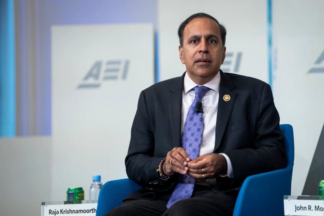 El representante Raja Krishnamoorthi (D-Ill.), miembro destacado del Comité Selecto de la Cámara de Representantes sobre la competencia estratégica entre Estados Unidos y el Partido Comunista Chino, habla en el American Enterprise Institute (AEI) en Washington el 25 de septiembre de 2024. (Madalina Vasiliu/The Epoch Times)