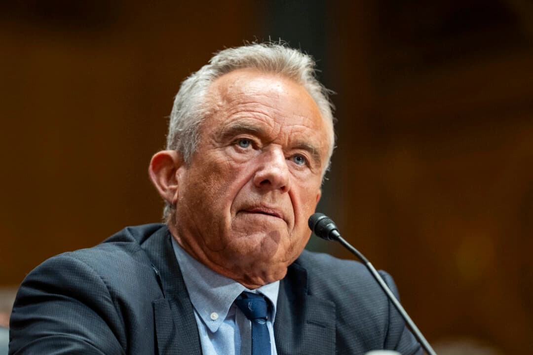 El secretario de Salud, Robert F. Kennedy Jr., testifica ante el Comité Senatorial de Finanzas en el Capitolio, en Washington, el 4 de septiembre de 2025. (Madalina Kilroy/The Epoch Times).