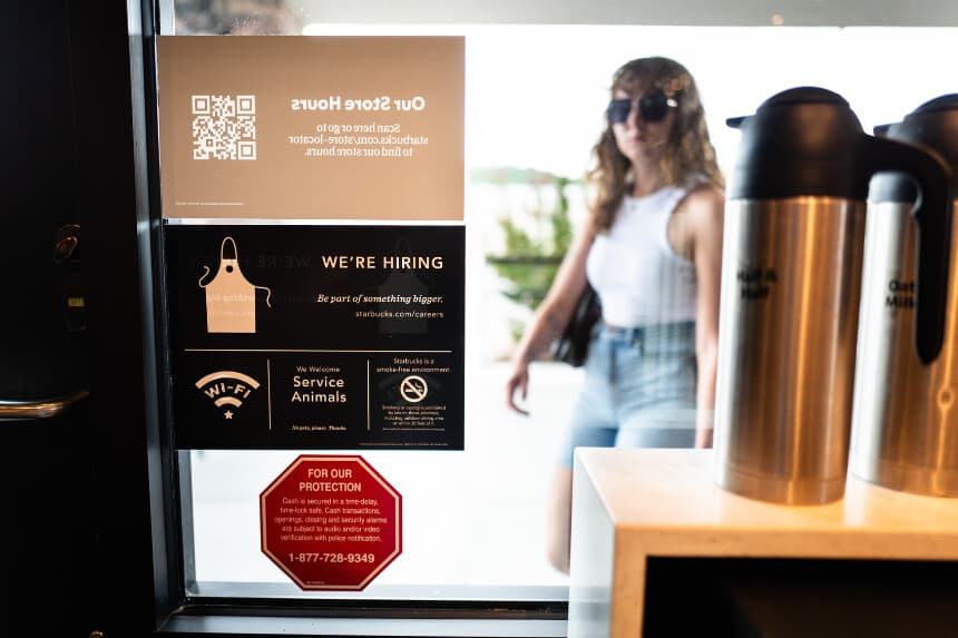 Anuncio de empleo expuesto en una cafetería de Kerrville, Texas, el 9 de julio de 2025. (Madalina Kilroy/The Epoch Times).