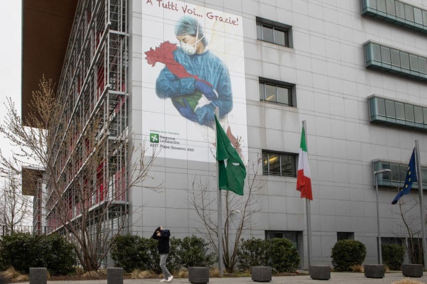 BERGAMO, ITALIA: Un mural dedicado a todos los trabajadores sanitarios italianos en el que se representa a una enfermera acunando a Italia y con la inscripción «A todos vosotros... ¡Gracias!», en una pared del Hospital Papa Giovanni XXIII en Bérgamo, cerca de Milán, Italia. (Foto de Emanuele Cremaschi/Getty Images)